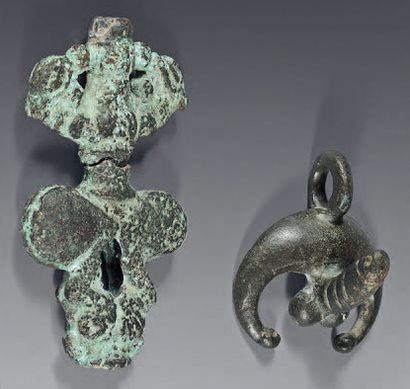 null Phallic crescent-moon shaped pendulum. Bronze with a smooth patina. Roman art,...