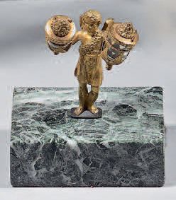 null Figurine en bronze ciselé et doré formant encrier sous la forme d'un angelot...