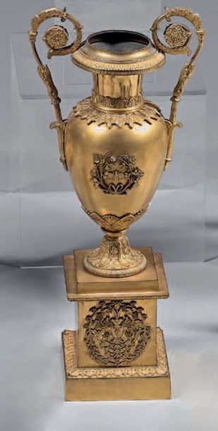 null Vase simulé en bronze ciselé, moleté ou doré; de forme ovoïde, les anses détachées...