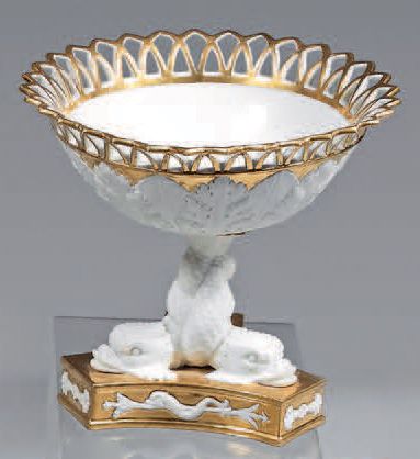 null Cup in biscuit and porcelain of Paris from the first half of the 19th century....