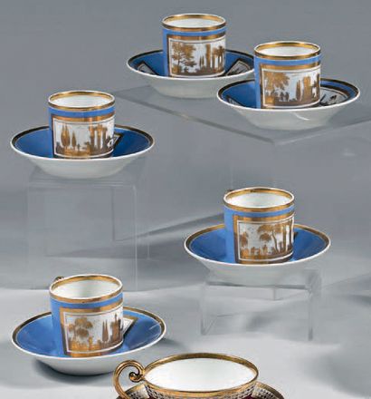 null Cinq tasses à café et leurs sous-tasses en porcelaine de Paris de la première...