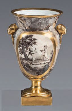 null Small Paris porcelain vase from the first half of
XIXth century, probably Dagoty....