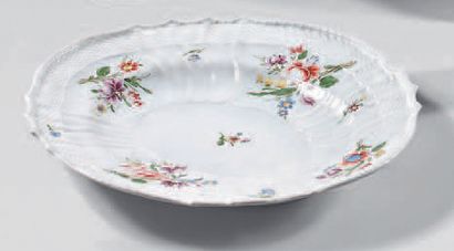 null Plat en porcelaine italienne (Doccia) du XVIIIe siècle. De forme ovale contournée,...