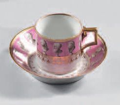 null Tasse et sa sous-tasse en porcelaine de la première moitié du XIXe siècle, probablement...