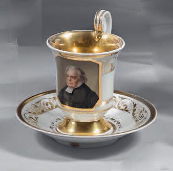null Tasse et sa sous-tasse en porcelaine de Berlin de la première moitié du XIXe...