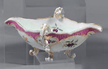 null Saucière en porcelaine de Meissen de la fin du XVIIIe siècle (période Marcolini)....