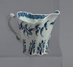 null Pot à lait en porcelaine anglaise (Manufacture de Worcester) du
XVIIIe siècle....