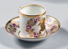 null Tasse et sa sous-tasse en porcelaine de la première moitié du
XIXe siècle. Marques...
