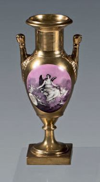 null Vase en porcelaine de Limoges (Manufacture Pouyat et
Russinger) de la première...