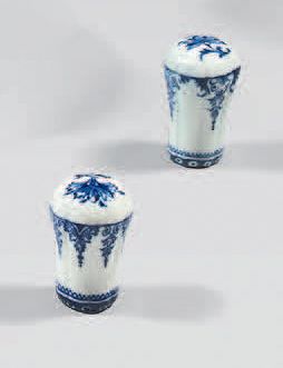 null Deux pommeaux de canne en porcelaine de Saint-Cloud de XVIIIe siècle. De forme...