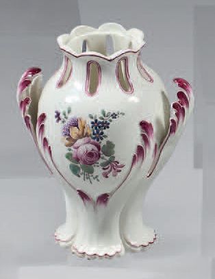 null Vase pot-pourri en porcelaine de Chantilly du XVIIIe siècle
Marque en bleu au...
