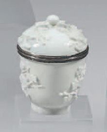 null Sugar bowl and lid in white porcelain of Saint-Cloud with 18th century silver...