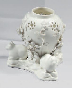 null Vase pot-pourri en porcelaine blanche de Saint-Cloud du milieu du XVIIIe siècle....