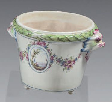 null Cache-pot en porcelaine de Bourg-la-Reine de la seconde moitié du XVIIIe siècle....
