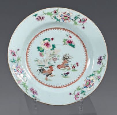 null Assiette en porcelaine de Chine. Qianlong, XVIIIe siècle.
À décor des émaux...