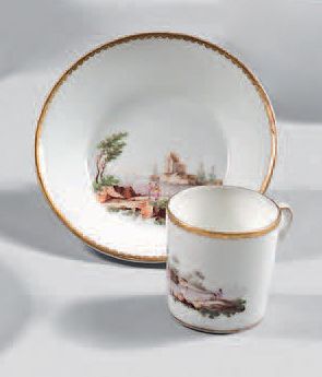 null Tasse et sa sous-tasse en porcelaine de la fin du XVIIIe siècle, peut-être Niderviller...