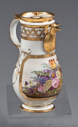 null Coffee pot and lid in early
19th century Paris porcelain. With polychrome decoration...