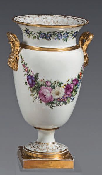 null Vase en porcelaine de Paris de la première moitié du XIXe siècle.
Marque en...