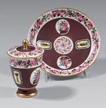 null Gobelet, son couvercle et sa sous-tasse en porcelaine de
Sèvres du XVIIIe siècle,...