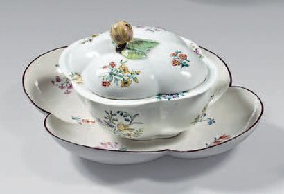 null Sugar bowl, lid and tray in
18th century Chantilly porcelain. Red iron marks...