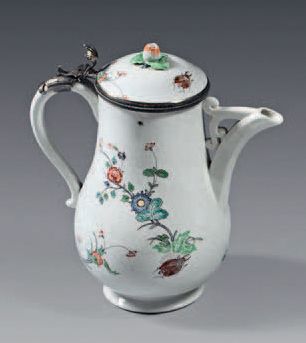 null Coffee pot and its lid in Chantilly porcelain with silver frames from the 18th...