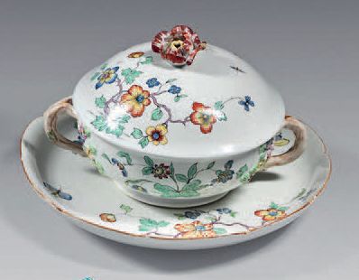 null Bowl, its lid and tray in porcelain from
Chantilly of the 18th century. Red...