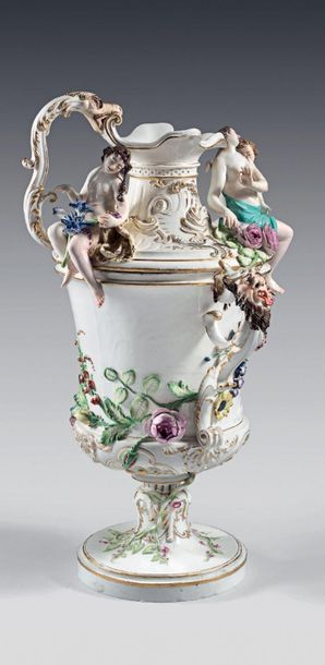 null Large two-part ewer in 18th century Berlin porcelain. Blue sceptre mark in blue,...