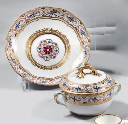 null Round turned bowl' (4th size), its lid and its 'round tray' in hard Sèvres porcelain...