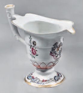 null Petite aiguière en porcelaine de Chine. Qianlong, XVIIIe siècle, vers 1755-60....
