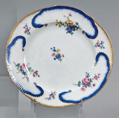 null Deux assiettes en porcelaine de Sèvres du XVIIIe siècle.
Marques en bleu aux...