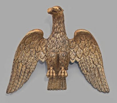 null Aigle en bois sculpté et doré représenté les ailes déployées; les serres probablement...