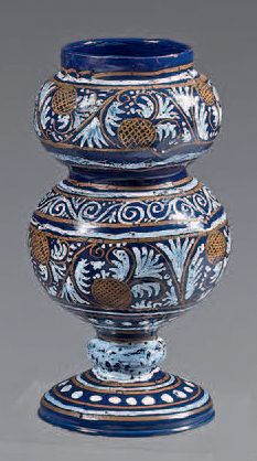 null Vase en faïence de Nevers de la seconde moitié du XVIIe siècle.
De forme double...