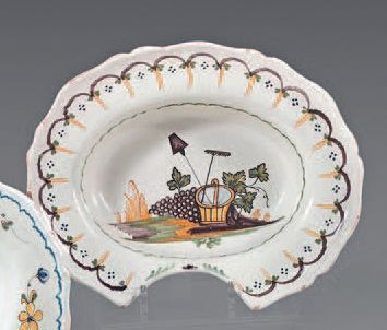 null Nevers earthenware bearded dish from the end of the 18th century.
Contoured...
