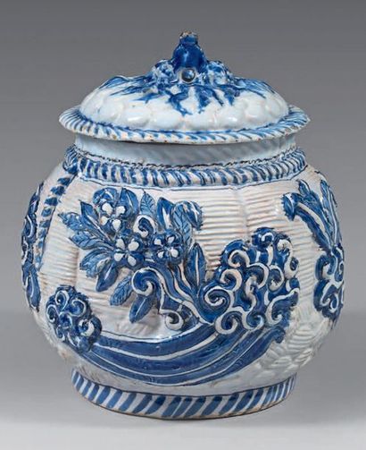 null Potpourri vase and lid, in Nevers earthenware from the end of the
17th century....