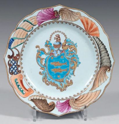 null Assiette en porcelaine de Chine. Qianlong, XVIIIe siècle.
De forme contournée,...