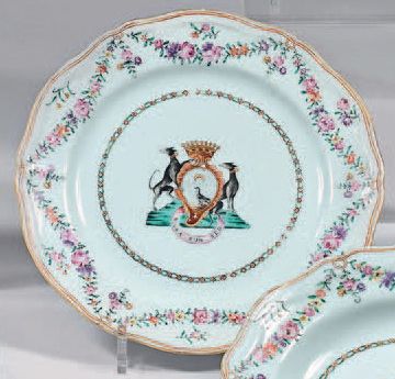 null Assiette en porcelaine de Chine. Qianlong, XVIIIe siècle, vers 1760. De forme...