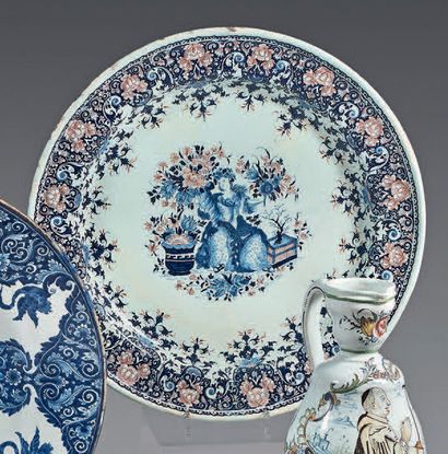 null Large Rouen earthenware dish from the first half of the
18th century. Radiant...
