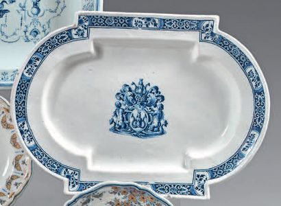 null Earthenware dish from Moustiers (Clérissy) from the beginning of the
18th century....