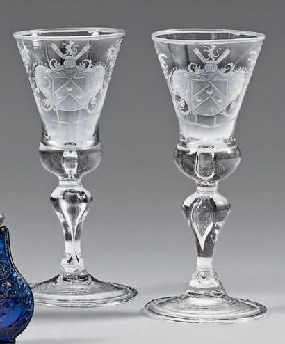 null Deux gobelets en verre des Pays-Bas du XVIIIe siècle. Le bol évasé gravé d'armoiries...