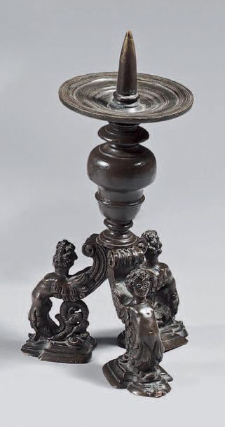 null Turned or chiselled bronze pick-axe in the form of a baluster supporting a basin...