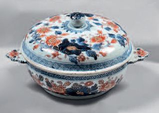 null China porcelain bowl and lid. 18th century. Curved shape, flat handles, Imari...