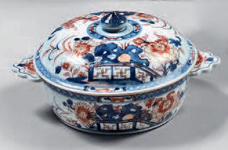 null Écuelle et son couvercle en porcelaine de Chine. XVIIIe siècle. De forme circulaire,...