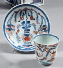 null Tasse et sous-tasse en porcelaine de Chine. XVIIIe siècle.
À décor Imari de...