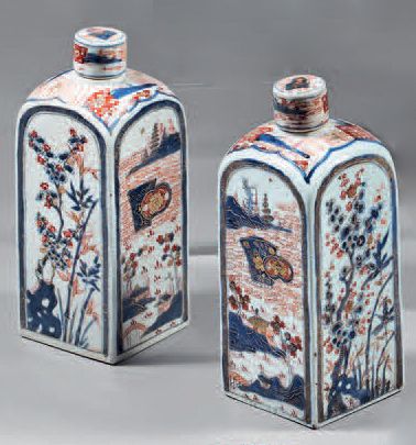 null Paire de bouteilles et leurs couvercles en porcelaine de Chine.
XVIIIe siècle....