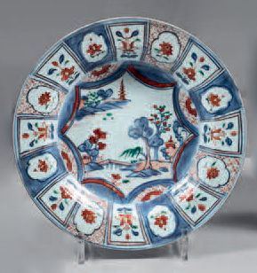 null Assiette creuse en porcelaine de Chine. XVIIIe siècle. À décor Imari et des...