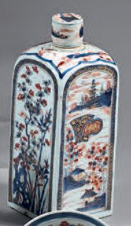 null Bouteille et couvercle en porcelaine de Chine. XVIIIe siècle. De forme carrée,...