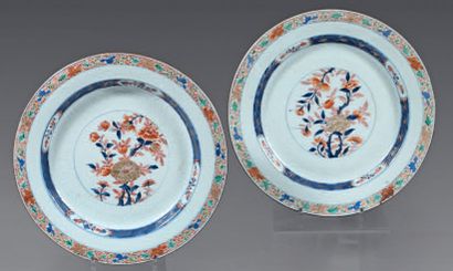 null Paire de plats en porcelaine de Chine. XVIIIe siècle. À décor
Imari et des émaux...