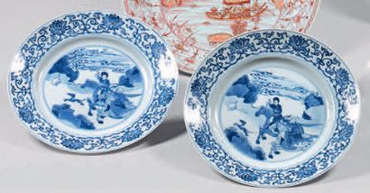 null Deux assiettes en porcelaine de Chine. Kangxi (1662-1722), marque à six caractères,...