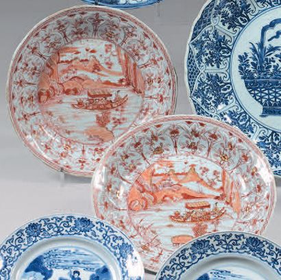 null Paire de plats en porcelaine de Chine. Kangxi (1662- 1722). De forme contournée...