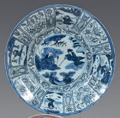 null Plat creux en porcelaine de Chine. Wanli (1573-1619).
À décor bleu-blanc, au...